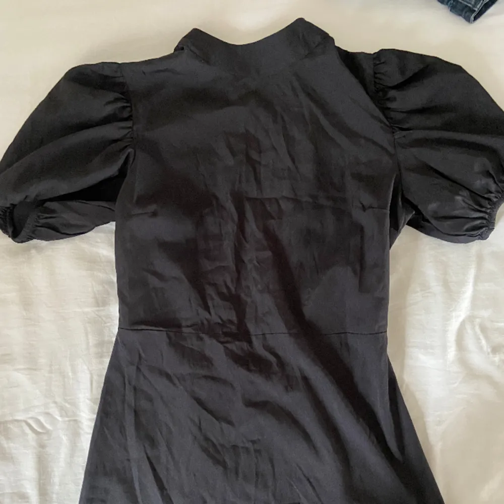Jättefin svart klänning köpt på Åhléns outlet! Öppen i ryggen och går till mitten av låren. Storlek S. . Klänningar.