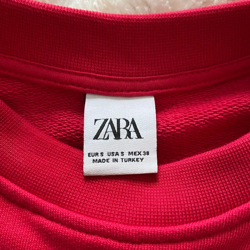 Sweatshirt med tryck från Zara. Kommit till användning en gång så därav det utmärkta skicket!☺️Priset kan diskuteras.. Hoodies.