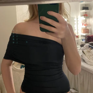 Zara topp  - Blå topp från zara endast använd 1 gång, storlek M men liten i storlek så passar mig som brukar ha S💙