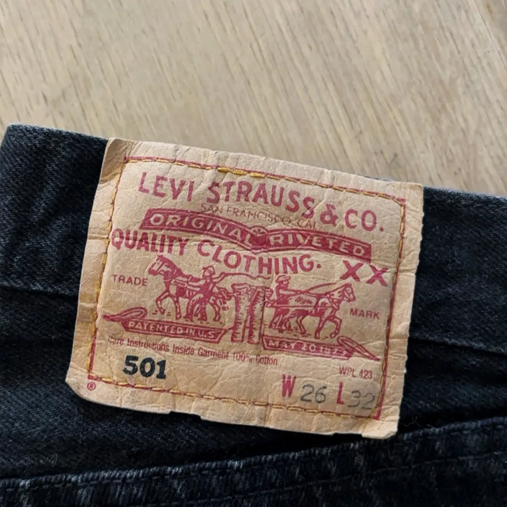 Säljer dessa ur snygga lågmidjade Levis jeans med raka ben ✨🌸 Svart/ grå nyans . Jeans & Byxor.