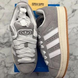 Adidas Campus 00s White Grey - Helt nya och oanvända Adidas Campus 00s Grey White i Storleken 37 1/3. Pris: 1499+frakt. Finns 2 stycken tillgängliga i denna storlek så passa på!   Skicka ett meddelande vid intresse eller frågor. Köp gärna genom plick för bådas säkerhet😊