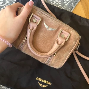 Zadig sunny bag - Säljer min super gulliga rosa zadig väska, den lilla modellen men man får verkligen plats med allt man behöver!