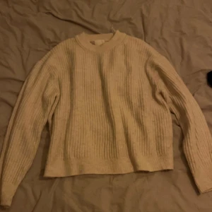 Stickad tröja från hm  - Stickad tröja från hm. Mycket bra skick. Använd några få gånger. Köpare står för frakt 