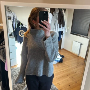 Stickad tröja - Fin stickad tröja som kan användas till nästan allt. 