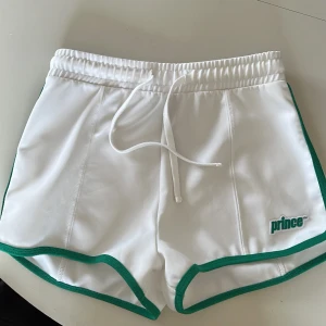 Shorts - Snygga tennisshorts från Zara.  Fint skick, knappt använda. Prince💚