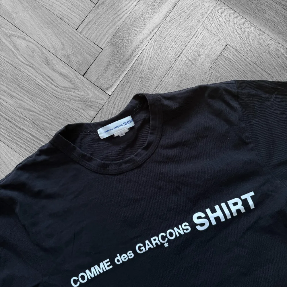 Comme Des Garcons SHIRT Size L Längd 74cm Arm längd 21cm Axel till Axel 45cm Armhåla till armhåla 52cm. T-shirts.