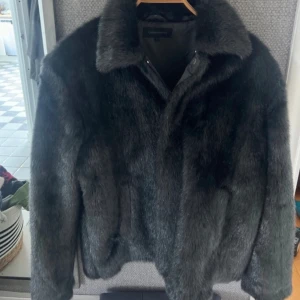 Pälsjacka  - Så fin pälsjacka! Lite stor på mig som brukar ha M :) 