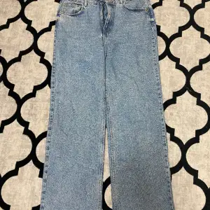 jeans från pull&bear för 100kr. storlek 42