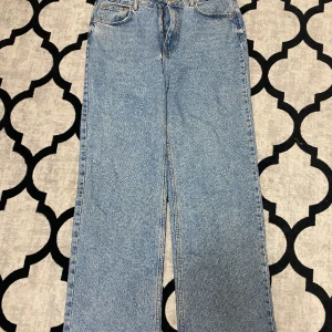 jeans - jeans från pull&bear för 100kr. storlek 42