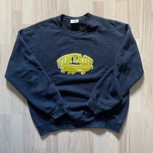 Blå Vintage Supply Sweatshirt - 349kr - ”Washed” Blå Vintage Supply sweatshirt i storlek small. 50% polyester, 50% bomull blend. Gult texturerat ”VINTAGE supply” tryck med vit bakgrund över bröstet. För mått/fler bilder skriv privat.