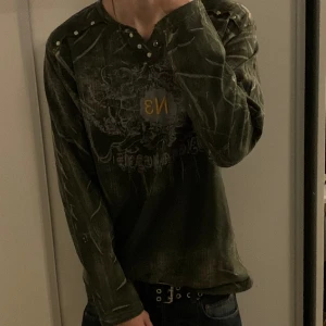 Fet longsleeve  - Skit fet grön longsleeve😍dunder skick strlk L , säljer för den inte kommer till användning 💯