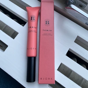 Ögonbryn och hår gel - Flyaway Tamer är produkten som räddar dig från flygiga hårstrån och håller dina bryn på plats. Med sin smarta applikationsborste är den enkel och applicera, hjälper dig att få kontroll på ditt hår. Köpte för 200kr. Kontakta mig om ni är intresserad.