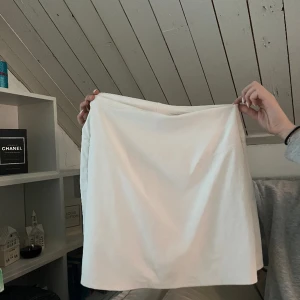 Tenniskjom - Super fin tennis kjol från old navy🫶🏻kjolen är använd ca 3 gånger, säljer då jag inte har plats längre. Kjolen är köpt för 600kr och priset är förhandlingsbart.