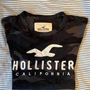 Camouflage Hollister t-shirt. Storlek XS, men lite stor i storleken så passar S!