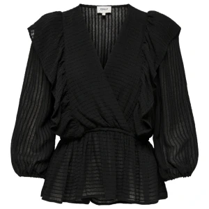 Only svart topp - Säljer denna jättefina volang sommar toppen ifrån only då den inte kommer till användning. I topp skick då den endast är använd ett par få gånger. Storlek M men passar mig som brukar ja Xs/S Nypris 400kr