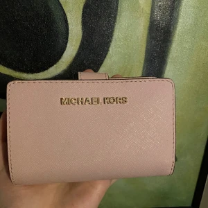 Michael Kors plånbok  - (Äkta, inte falsk.)  I ganska bra skick, har inte använt 