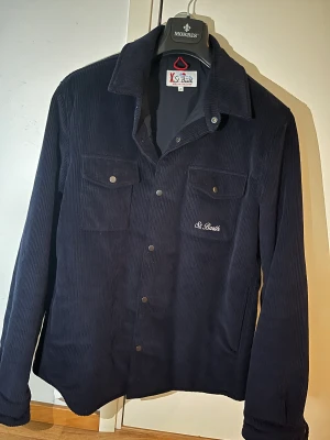 MC2 Saint Barth skjortjacka - MC2 Saint Barth skjortjacka i manchester.  Aprés-ski collection Storlek M Nypris cirka 4000kr Mitt pris 2999kr Köpt i November och bara använd en gång.  Lite fordrad så passar perfekt på våren, hösten eller en solig vinterdag på afterski.
