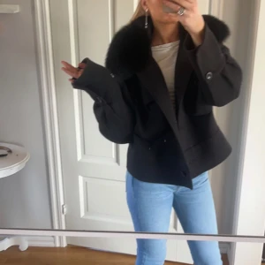 Meotine jacka  - Säljer min svarta Meotine jacka för att den inte kommer till andvändning längre Pris kan diskuteras 