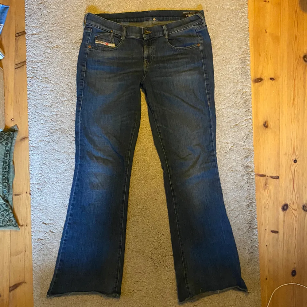 Lågmidjade bootcut jeans från diesel🌸klippta nertill för att passa mig som är 172 men annars som originalskick. Lite stretchigt tyg så passar säkert fler storlekar!. Jeans & Byxor.