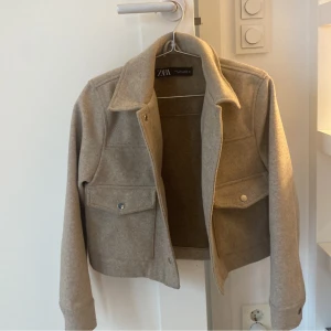 Zara jacka - Säljer nu min beige zara jacka. Den är i toppenskick och användes i ungefär en vår.💞 Skriv för fler bilder. Kan tänka mig att sänka priset mot en snabb affär💘 Du betalar frakten💞