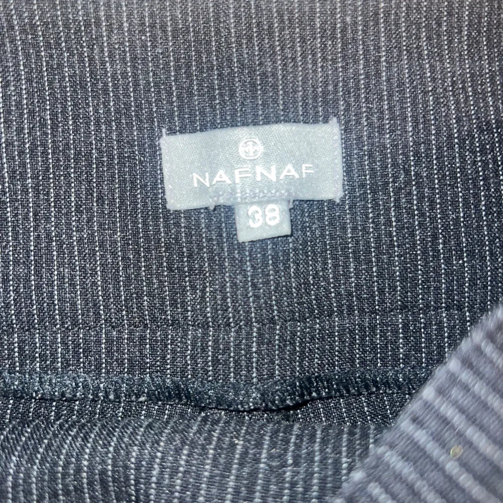 Super snygga svarta kostym byxor ifrån naf naf det står 38 men är 36 och dom är för stor på mig så passar bäst 34 typ 35cm rakt över och typ 80cm inneben har bara testat så dom är typ helt nya. Farkut & Housut.