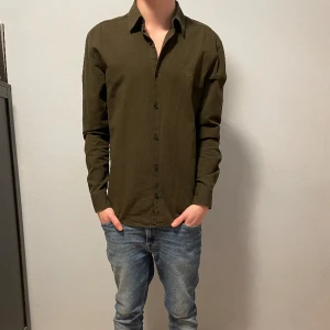 Hugo boss red edition skjorta  - Riktigt fet grön Hugo boss red edition skjorta i storlek S casual slim fit. Nypris ca 900kr vårt pris 379kr inga slitningar och nästan aldrig använd . Hör av vid fler frågor!