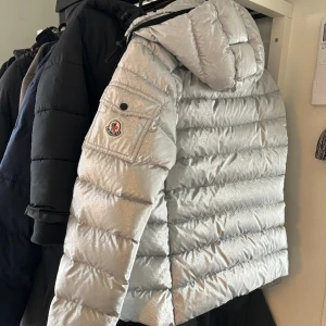 MONCLER JACKA - Jacka från Moncler, grå / silvrig  Skicka ett meddelande om du har frågor / vill ha mer bilder 🩵