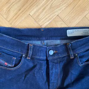 Mörka Diesel jeans färgnr 0665W modell ”Sandy”.  Regular Slim Straight, Regular Waist. Med stretch. Bra begagnat skick!