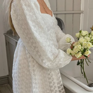 Vit miniklänning med puffärm - En superfin klänning med puffärm och vit spets, perfekt till studenten eller till sommaren!🌼 Klänningen är enbart använd två gånger så den är i mycket gott skick, men har på insidan lite tecken av användning. Obs. Första bilden är ej min☺️