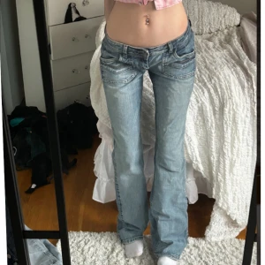 Lågmidjade Bootcut jeans only  - Sjukt snygga Lågmide&bootcut jeans ifrån only i storlek 36. Tyvärr för stora på mig som brukar ha xs. Innerbenslängd:83 midjemått:37 (x2) + stretch. Vill du köpa trycker du på köp nu. Jag postar inom 24h
