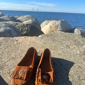 Bruna mockaskor från Tory Burch - Snyggaste loafers , perfekta till våren, fint skick!