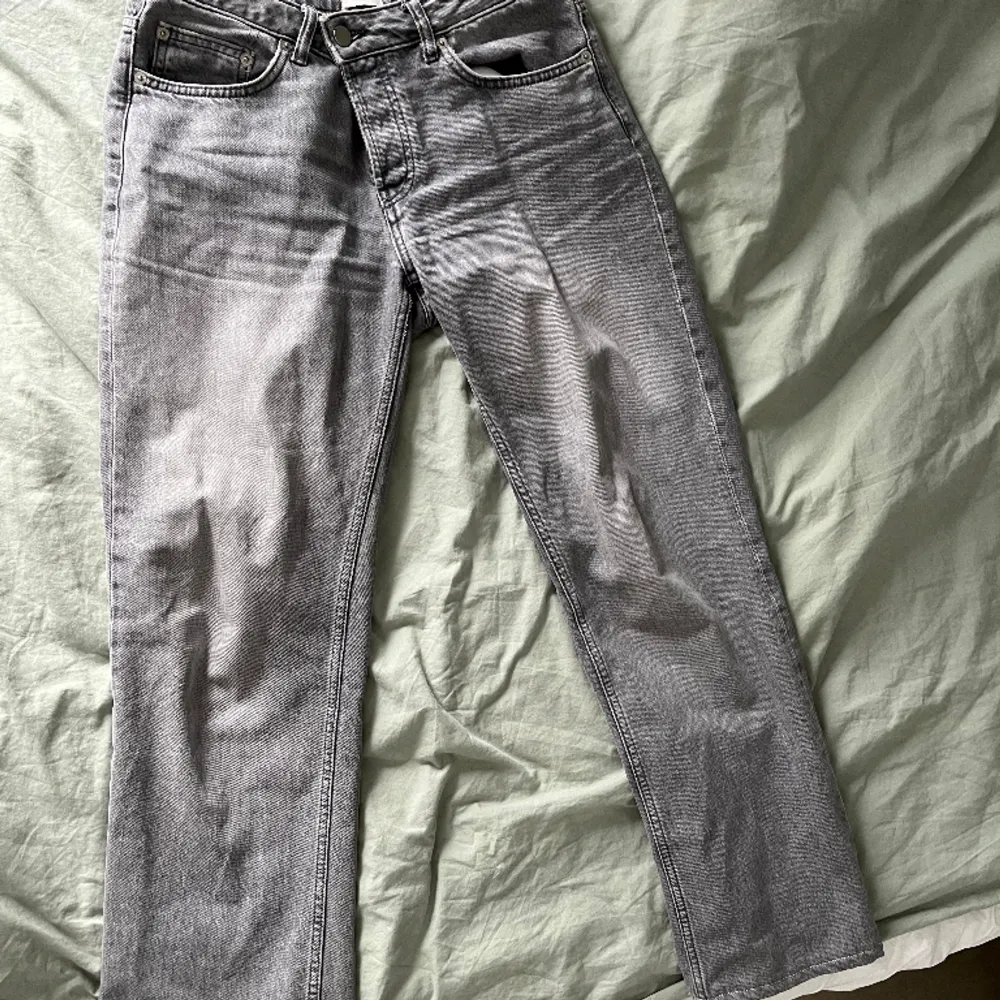 Jeans från lager i stilen icon. Använda fast är i bra skick. Storleken är M men skulle säga att de är mellan M och L. Uppsydda ungefär 4 cm. Nypris 400 säljer för 150. Farkut & Housut.
