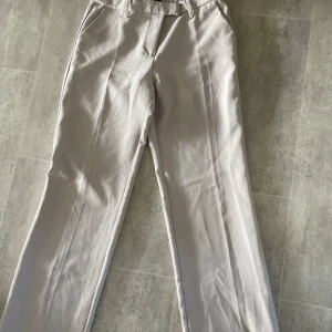 Bikbok kostymbyxor - De perfekta beiga kostymbyxorna köpta på bikbok i storlek 38 , säljs nu pågrund att de tyvärr blivit för små för mig, nypris 599 kr , jag säljer dem för 190, priset går att diskuteras