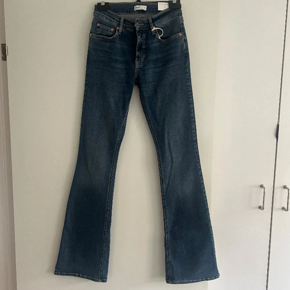 Säljer dessa tall bootcut jeans från Gina tricot! Helt oanvända med prislapp kvar. Nypris 500 😊. Jeans & Byxor.