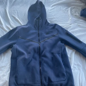 Nike tech fleece - SKADA PÅ DEN! Skadan syns it så mke man tänker it på d. Nypris 1200kr mig 500 för skadan
