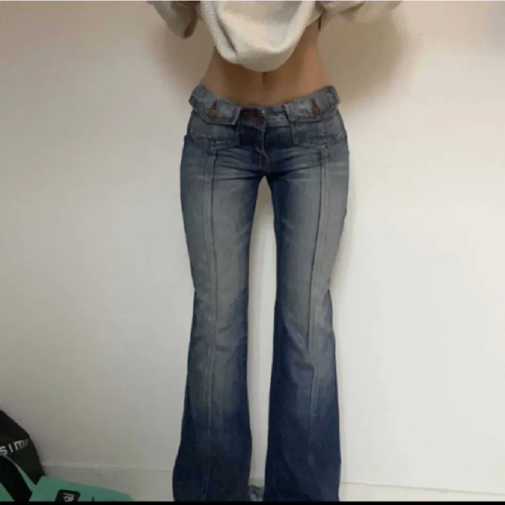 ( lånade bilder ) så fina jeans som tyvärr inte passade mig😭lågmidjade och bootcut med snygga detaljer!! lite slitna längst ner men inget man tänker på . Jeans & Byxor.