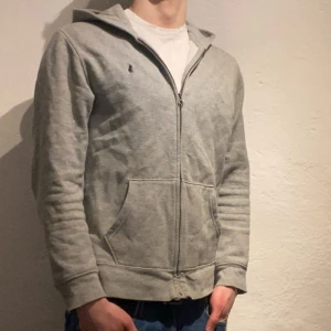 Ralph Lauren zip hoodie - Ralph Lauren zip hoodie.||Storlek:XL barn size(18-20) men sitter som xs/s||skick:9/10||nypris: 1500-2000kr vårt pris:399kr||Modellen på bilden är 180. Hör av er vid funderingar. Mvh!