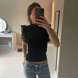 Fin fest topp🌸 - Så gullig🌸🤗 Volangen där bak har lossnat men går att fixa lätt innan ja postar🌸