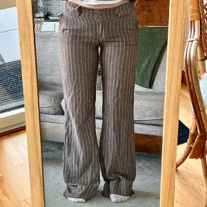 Lågmidjade linnebyxor - Ljusbruna randiga linnebyxor! Midja: 37 innerbenlängd: 83 cm ytterbenslängd: 105 cm