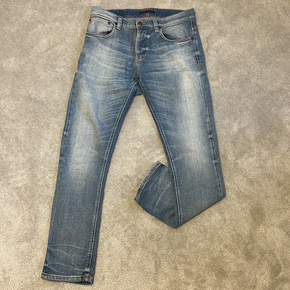 Modell på jeans är grim trim, dom är använda men endå väldigt bra skick, nypris 1600-2000, hör av dig vid frågor eller funderingar. Jeans & Byxor.