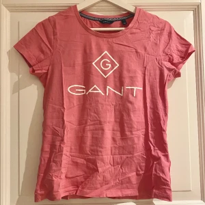 Gant t-shirt - Rosa gant t-shirt i använt men fint skick!✨