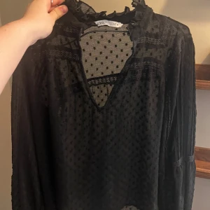Blus  - Säljer en super fin blus från zara. I nysick ❤️