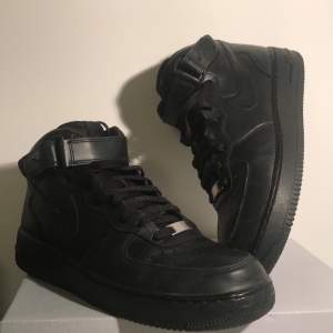 Nike Airforce 1 High ”Tripple black” Har använt skorna 3 gånger och har små skador som creases  Skorna är i storlek 43 Utan original box och därför då skickas med replacement box Hör gärna av dig ifall du har några funderingar eller frågor! 😊