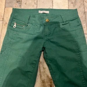 Gröna jeans - Så snygga gröna lågmidjade jeans som tyvärr var förstöra för mig. Midjemått 42 cm och innerbenslängd 81 cm