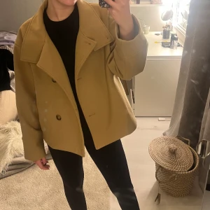Jacka - Super snygg kort kappa från Gina tricot i stolek M. Ganska tunn så perfekt nu till våren. Endast använd en gång