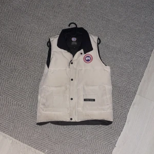 Canada goose väst - Size: M riktig go väst nu inför våren och sommaren