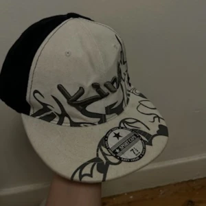 cool fitted keps  - Köpt på plick men har tyvärr aldrig använt den, bra skick 