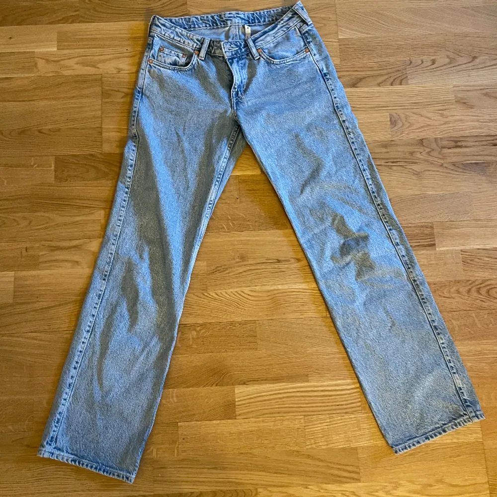 Weekday jeans, färg summer blue, storlek 26/32, low waist, straight leg. Använda fåtal gånger, fint skick. Bra pris vid snabb affär. Köpare betalar frakt eller möts upp i Västerås.. Jeans & Byxor.