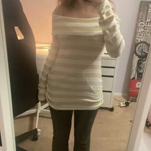 Jag säljer en tröja / minidress beroende hur man vill ha på sig den! Den är off the shoulder är  i färg vit och gul med glitter🫶