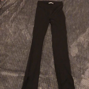 Byxor - Svarta ribbade byxor med en liten slits  